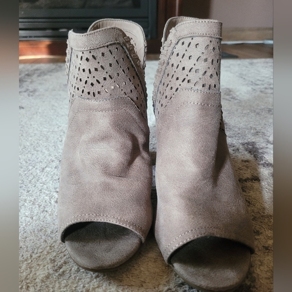 Women's Fergie peep toe heels size 8 - Picture 2 of 3